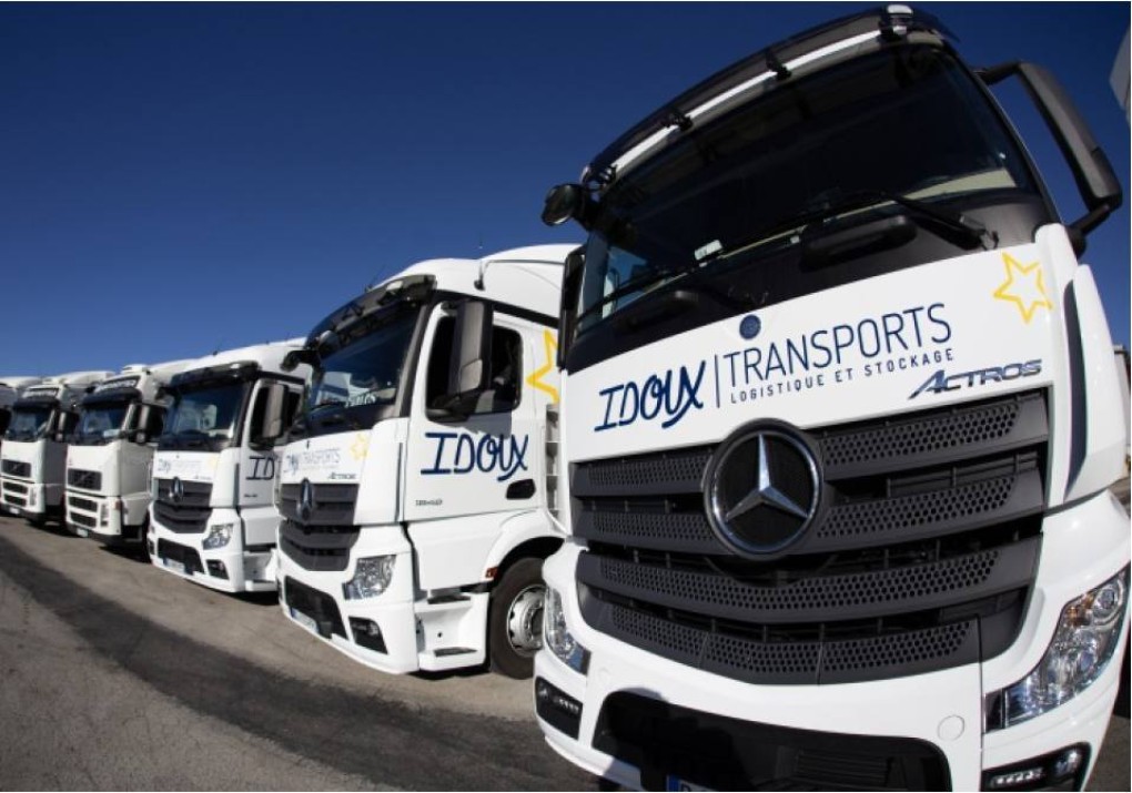 Rangée de camions Idoux aux Fins près de la Suisse